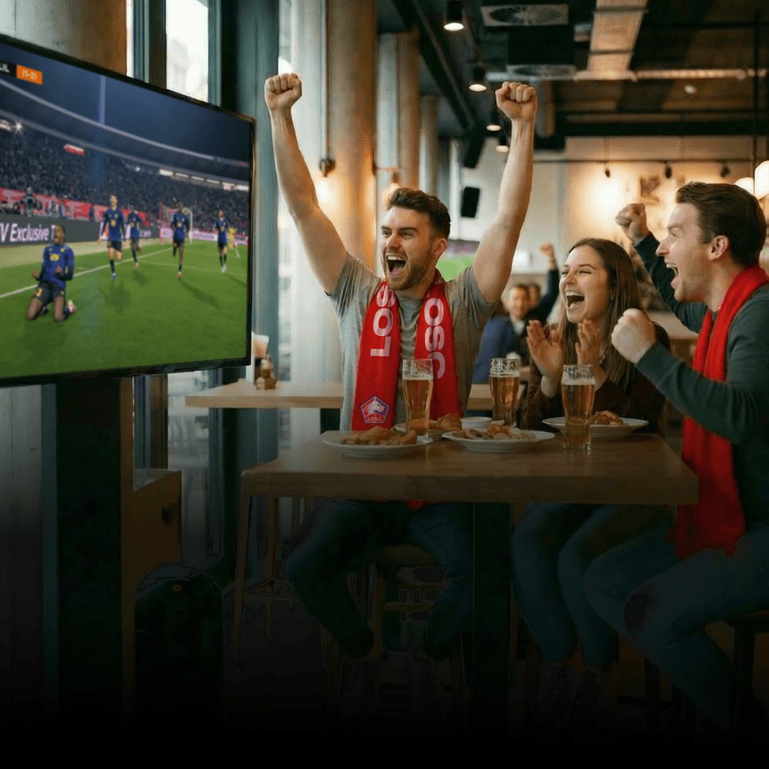 Un groupe de personnes dans un bar regardent un match autour d'une table